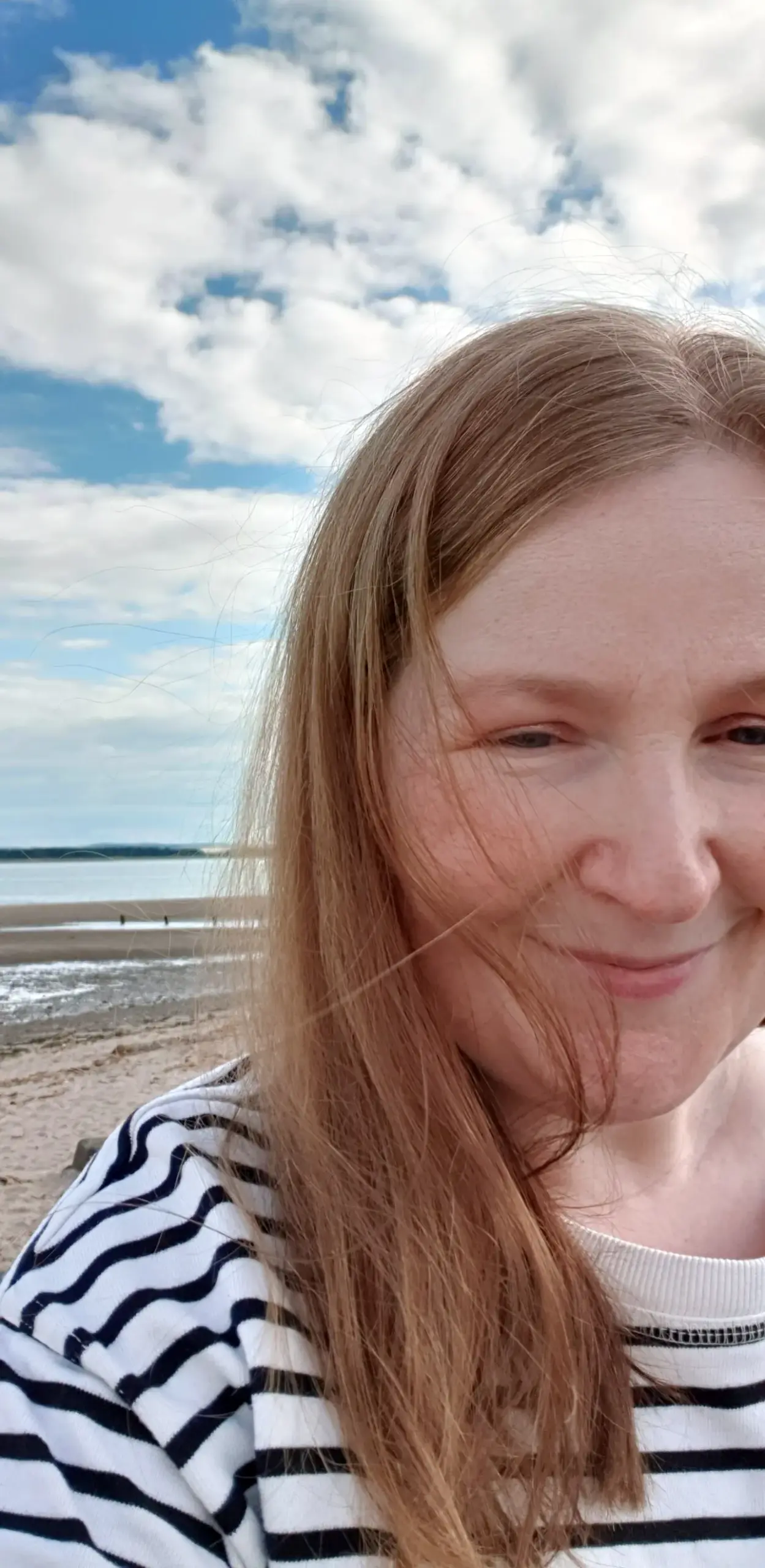 Scottish Artist Carol McEwan on Broughty Ferry Beach, Dundee